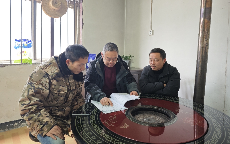 烟叶技术员走村入户为烟农宣传政策。