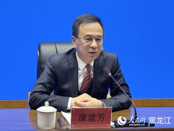 七台河市政府秘书长、新闻发言人康建芳。人民网记者 张哲鑫摄