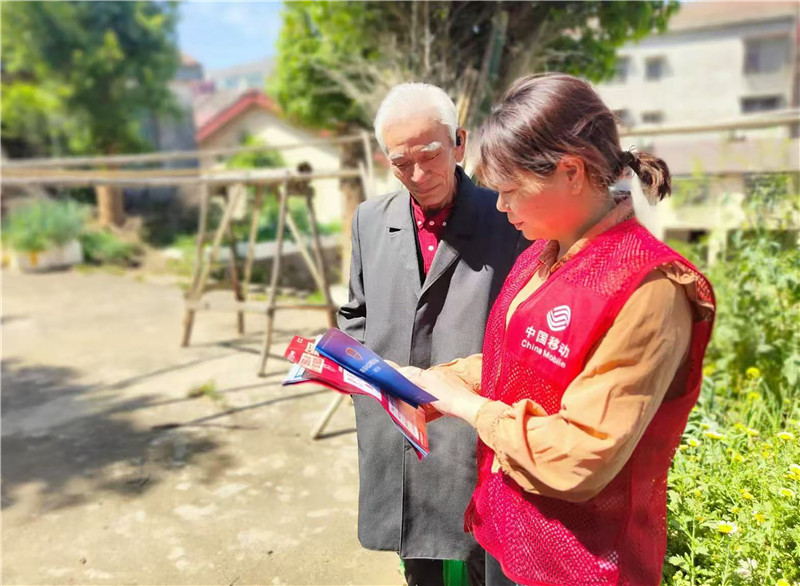 湖北移动志愿者送数字服务入乡村，助力老年人跨越“数字鸿沟”