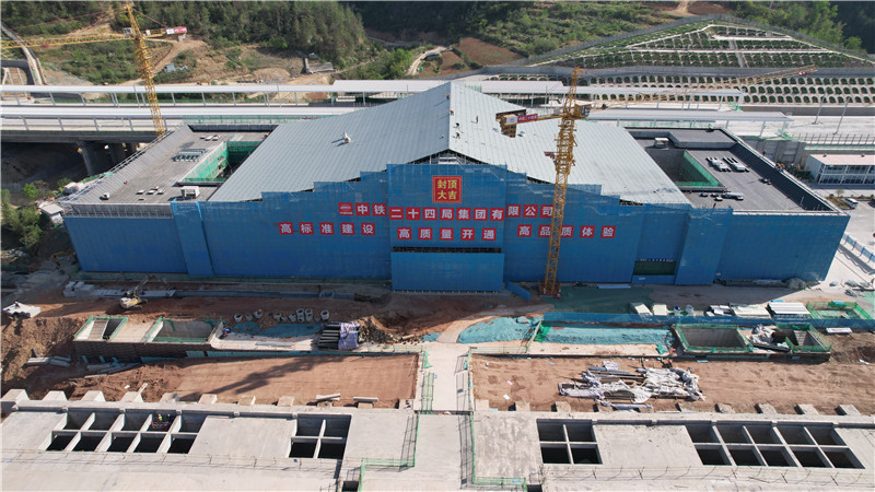 西十高铁郧西站站房建设现场。 徐尤国摄