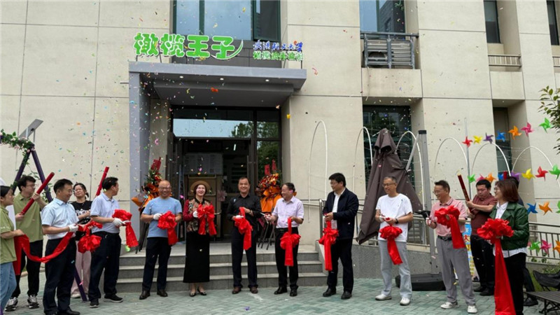 与会领导嘉宾为橄榄油主题体验馆开馆剪彩。伍明蕾摄