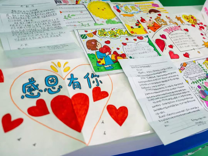 孩子们用感谢信、水彩画、手工作品表达感谢。高屹摄