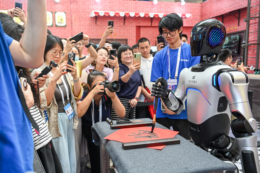 2025骞7鏈26鏃ワ紝涓婃捣涓栧崥灞曡堥嗭紝鏈哄櫒浜哄啓瀛楀惛寮曚紬澶氳備紬銆傛編婀冩柊闂昏拌 鏈变紵杈 鍥