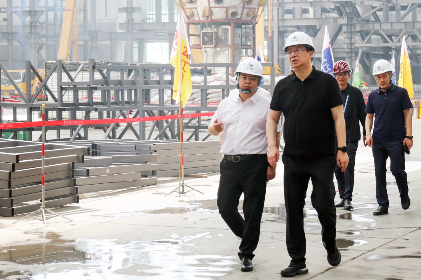 龙江建投党委副书记、副董事长、总经理周军在第九届亚冬会开闭幕式场馆改造工程现场进行调研。龙江建投供图