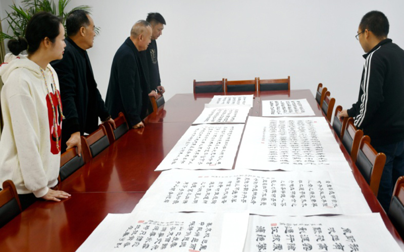 书法绘画小组职工在挥毫泼墨中感受传统文化的魅力。
