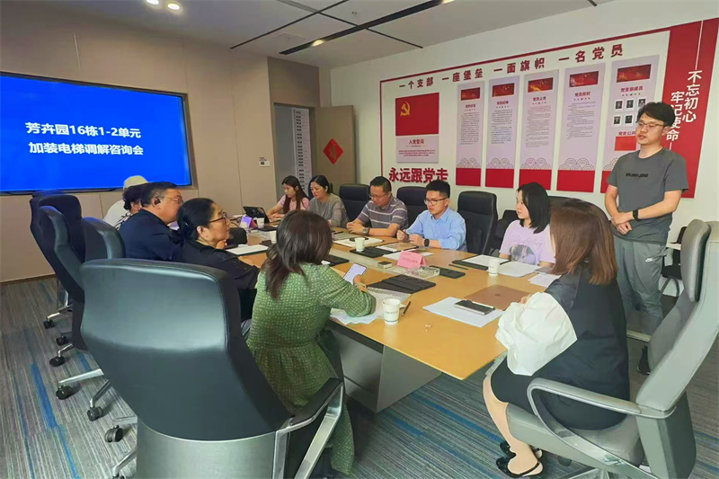 师生深入社区实地调研。