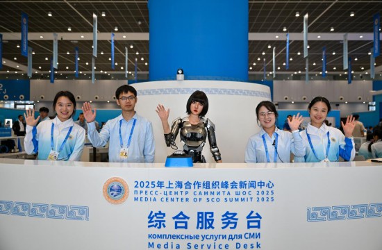 8鏈28鏃ワ紝鍙杩涜屼腑銆佷縿銆佽嫳璇浜掑姩鐨勪汉褰㈡満鍣ㄤ汉鈥滃皬鍚堚濅笌蹇楁効鑰呮湇鍔′汉鍛樺湪缁煎悎鏈嶅姟鍙版㈣繋鍒拌胯拌呫傛柊鍗庣ぞ璁拌 瀛欏嚒瓒 鎽