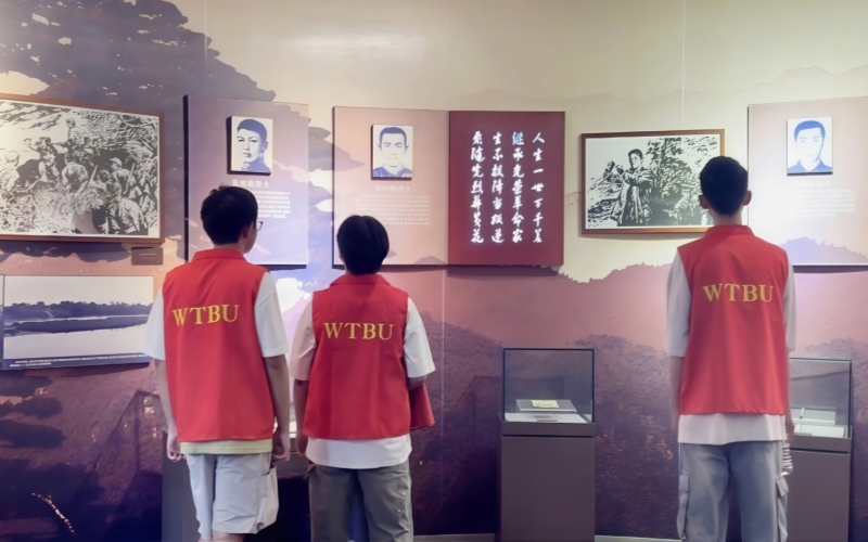 队员参观鄂豫皖苏区将帅馆。