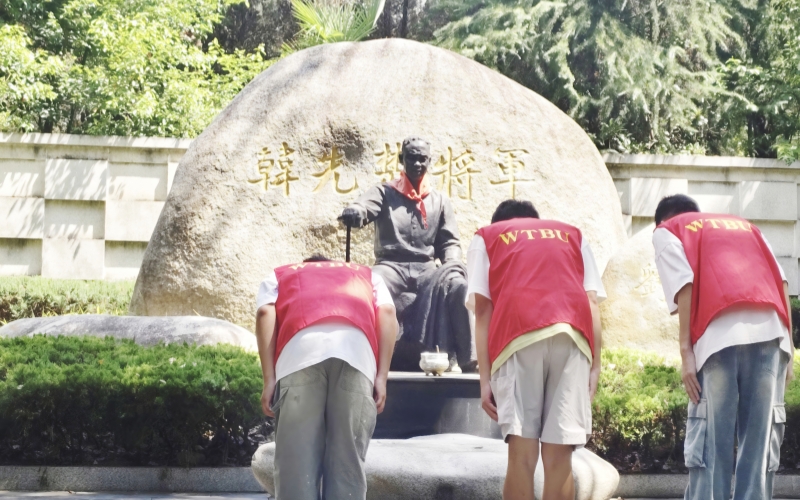 队员们在韩先楚将军墓前鞠躬。