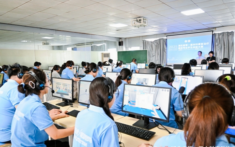 学生正在进行线上考核。