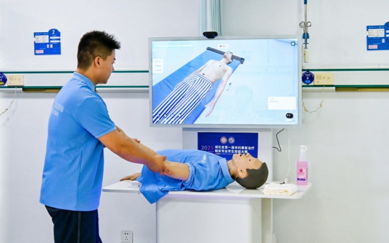 学生正在进行虚实结合实操考核。
