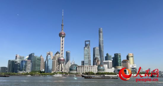 陆家嘴刺破云霄的天际线。人民网 马作鹏摄