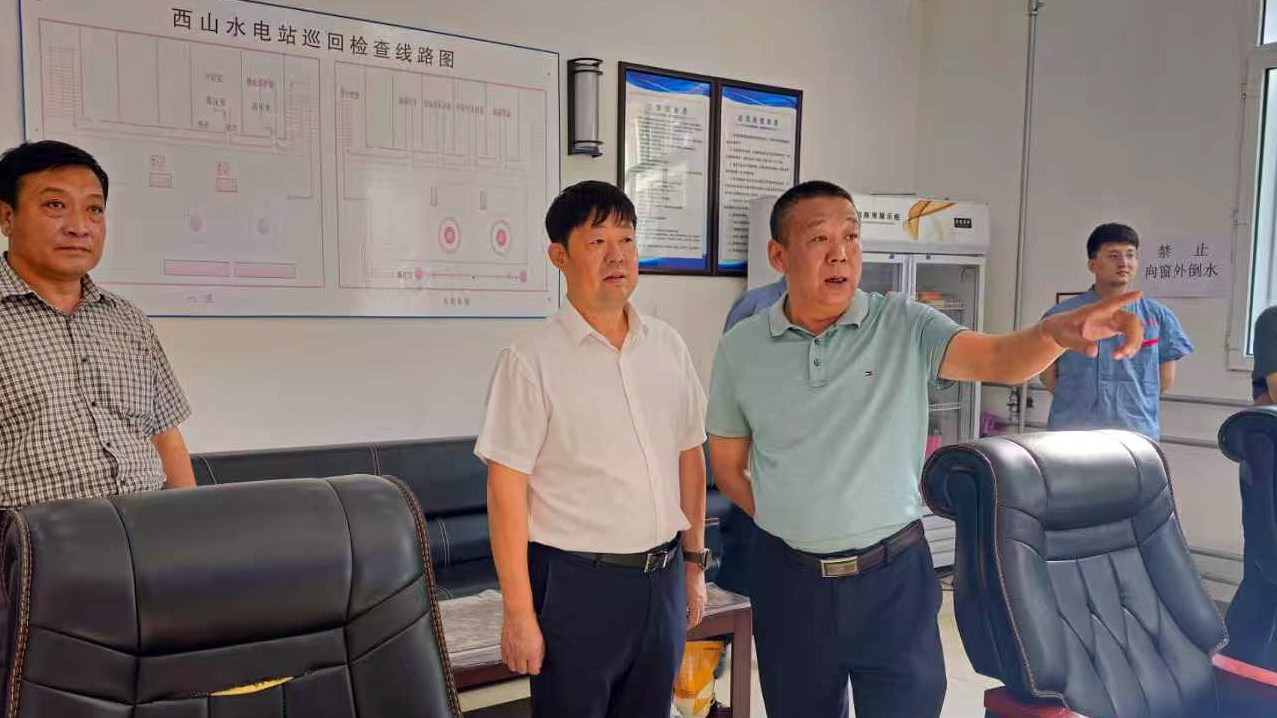 伊春市国资局局长林福祥（左二）在企业调研。伊春市国资局供图