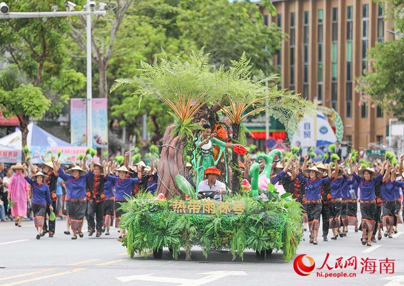 嬉水节大巡游尽显“民族风”和雨林特色。人民网记者 牛良玉摄