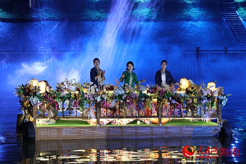 精彩的夜间水上表演。人民网记者 牛良玉摄