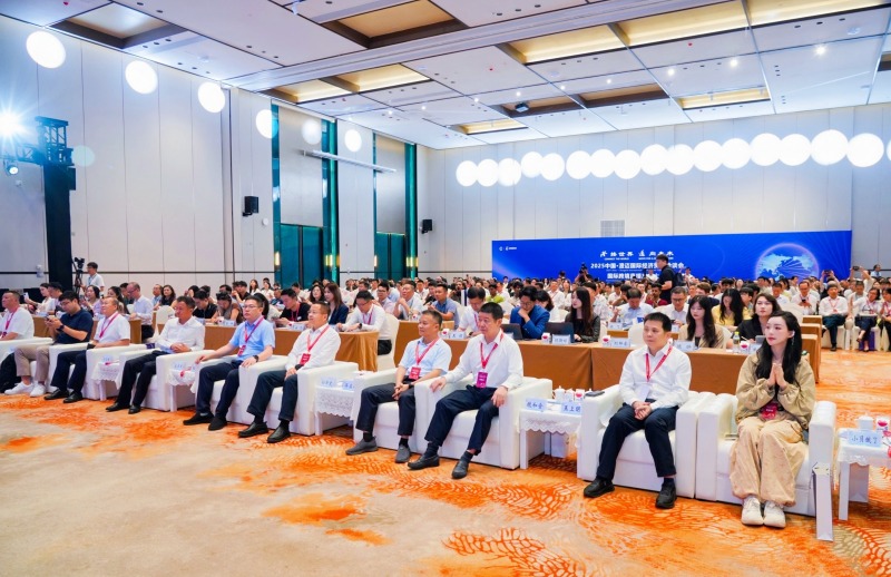 “澄接世界 迈向未来”国际跨境直播产业大会在澄迈县举行。