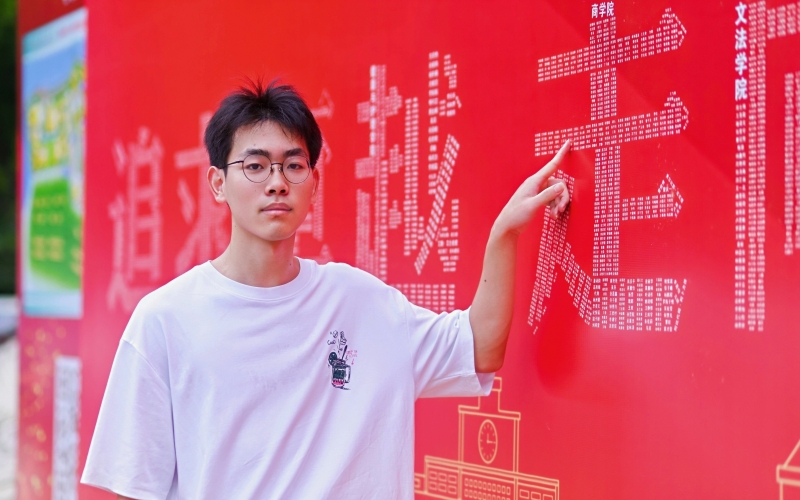 与自己名字合影。
