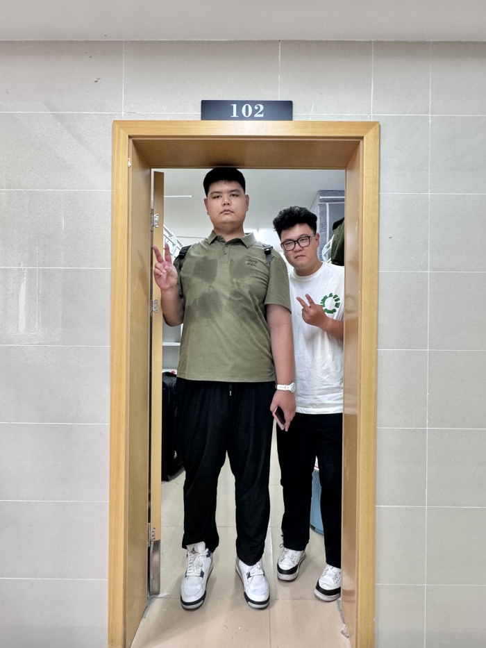 2米新生和同学合影。
