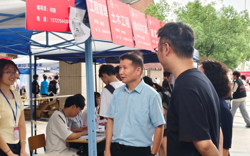 校长陈奎生实地视察迎新工作情况。王昕摄