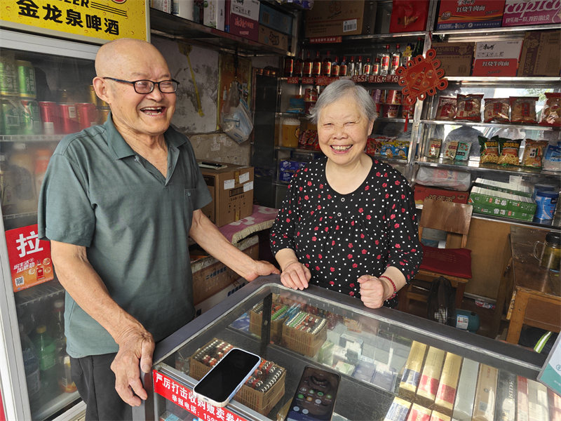 “银发零售户”笑容满面