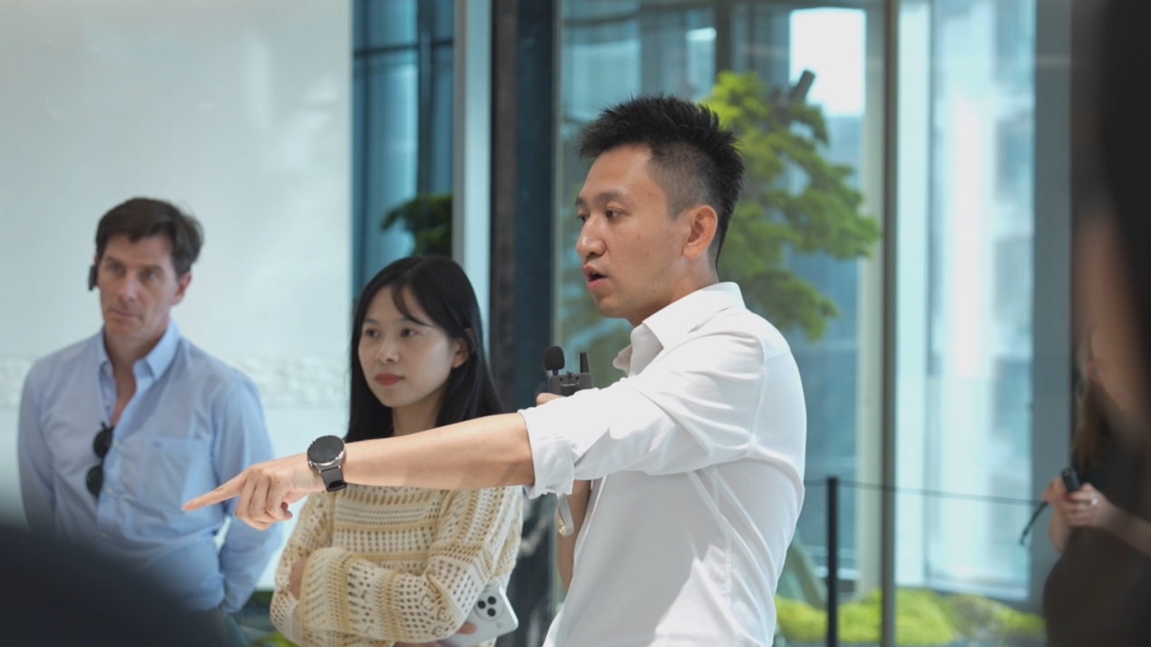 2025“一带一路”媒体合作论坛中外媒体联合采访团在中海地产北京城市更新展厅采访。  中海地产供图