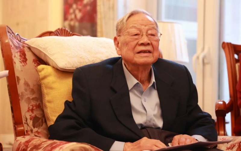 杜鸣心教授。