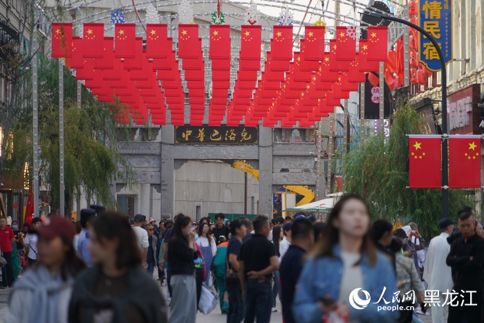 哈尔滨中华巴洛克人流如织。人民网 徐成龙摄