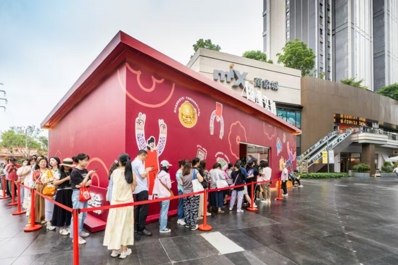 武汉万象城漫巷街区的国潮文创展区。