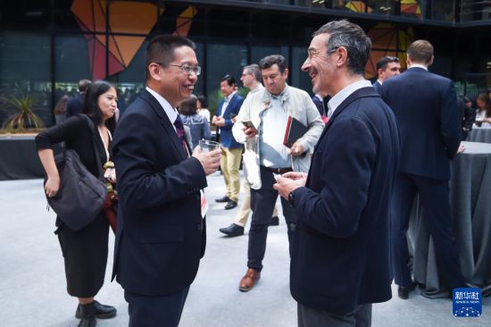 10月9日，嘉宾在西班牙马德里举行的“中国-西班牙贸易投资对接会”上交流。新华社发（古斯塔沃·巴连特摄）