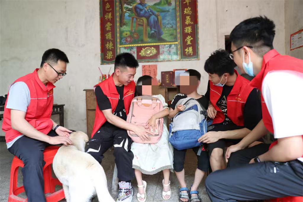 武汉卷烟厂团委每年开展关爱助学活动，为汉楼村留守儿童赠送书包、书籍等。李伊萌摄